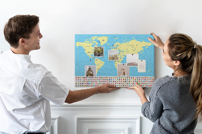 Lavagna di sughero mappa del mondo con le bandiere dei paesi