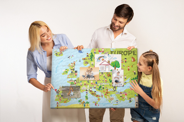 Lavagna di sughero con mappa colorata dell'Europa e icone culturali