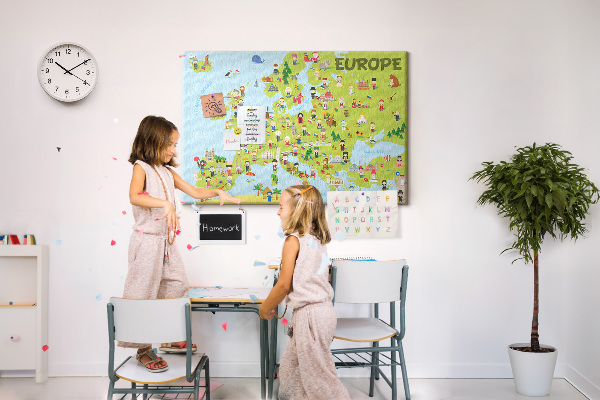 Lavagna di sughero con mappa colorata dell'Europa e icone culturali