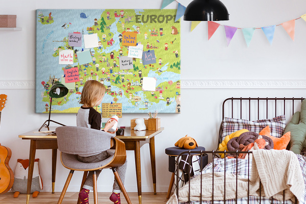 Lavagna di sughero con mappa colorata dell'Europa e icone culturali