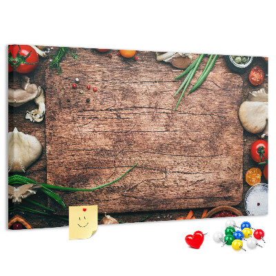 Bacheca in sughero con stampa di ingredienti naturali su sfondo in legno