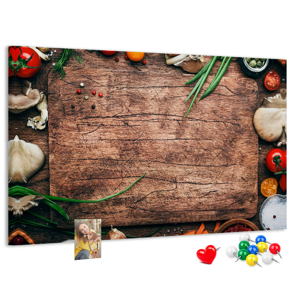 Bacheca in sughero con stampa di ingredienti naturali su sfondo in legno