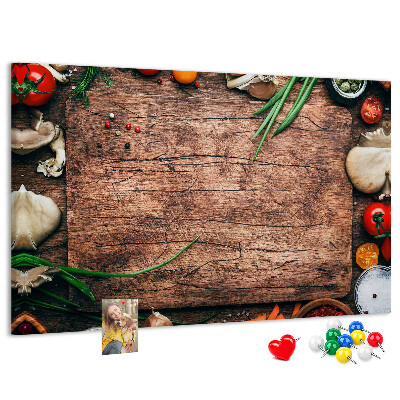 Bacheca in sughero con stampa di ingredienti naturali su sfondo in legno