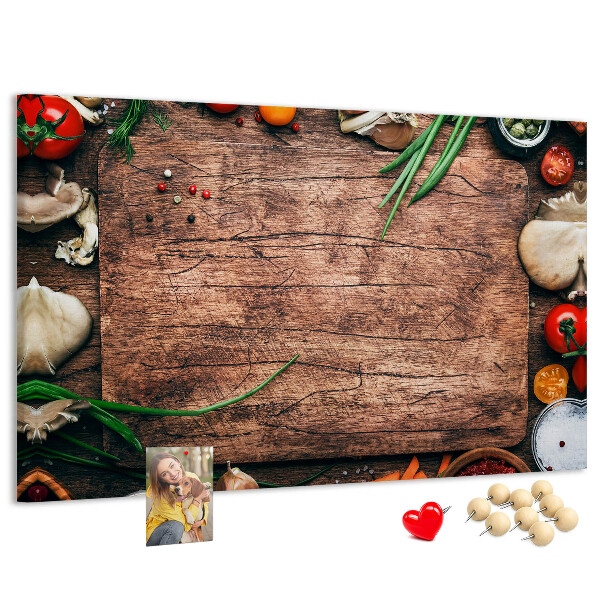 Bacheca in sughero con stampa di ingredienti naturali su sfondo in legno