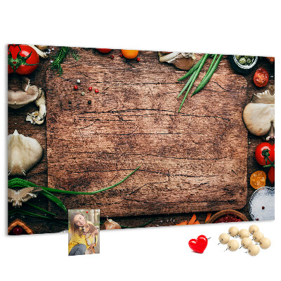 Bacheca in sughero con stampa di ingredienti naturali su sfondo in legno