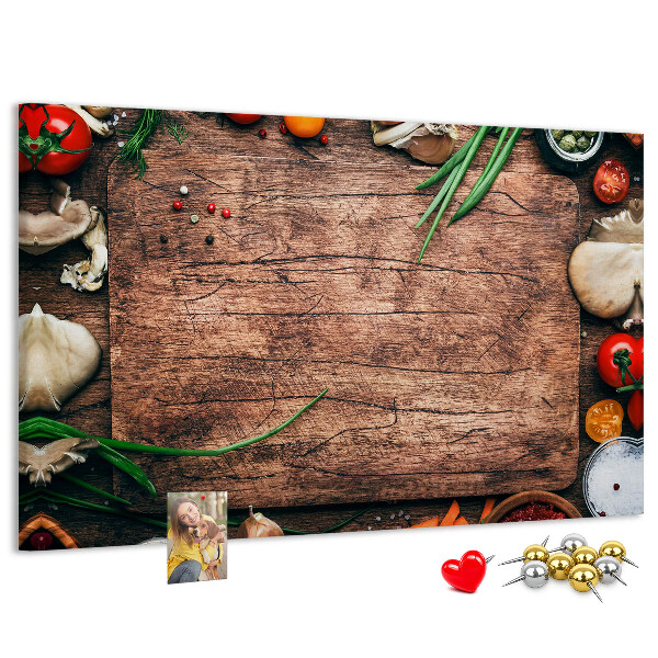 Bacheca in sughero con stampa di ingredienti naturali su sfondo in legno