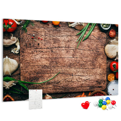 Bacheca in sughero con stampa di ingredienti naturali su sfondo in legno