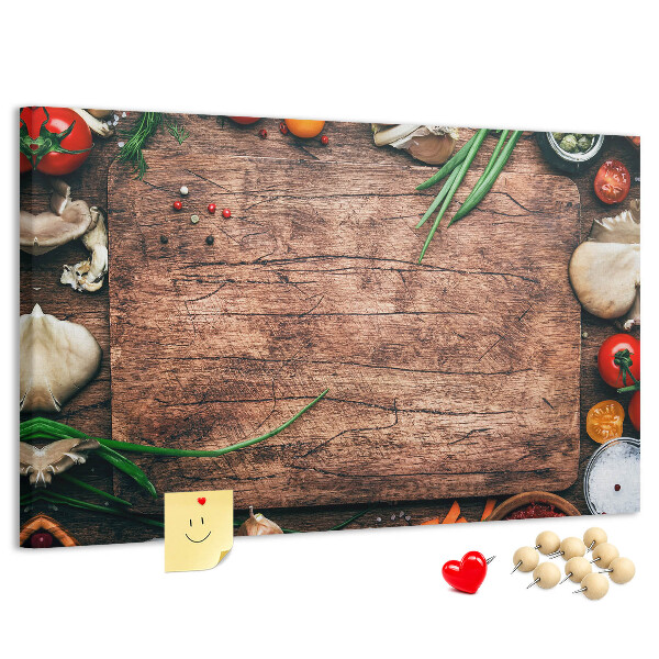 Bacheca in sughero con stampa di ingredienti naturali su sfondo in legno
