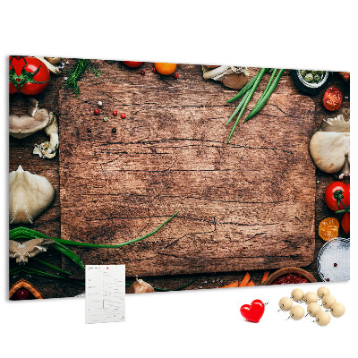 Bacheca in sughero con stampa di ingredienti naturali su sfondo in legno