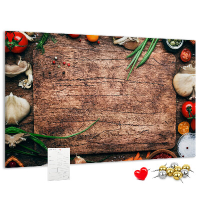 Bacheca in sughero con stampa di ingredienti naturali su sfondo in legno