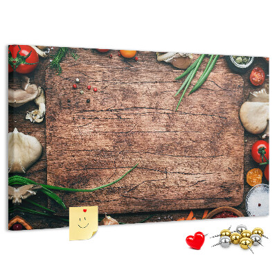 Bacheca in sughero con stampa di ingredienti naturali su sfondo in legno