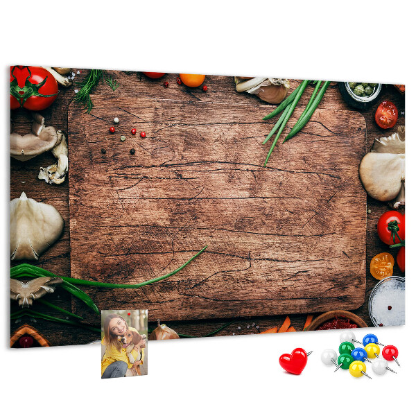 Bacheca in sughero con stampa di ingredienti naturali su sfondo in legno