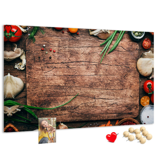 Bacheca in sughero con stampa di ingredienti naturali su sfondo in legno
