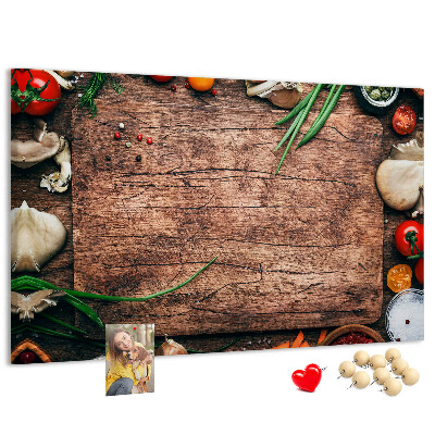 Bacheca in sughero con stampa di ingredienti naturali su sfondo in legno