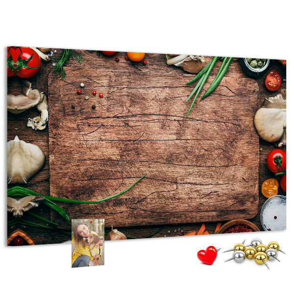 Bacheca in sughero con stampa di ingredienti naturali su sfondo in legno