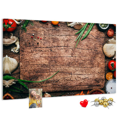 Bacheca in sughero con stampa di ingredienti naturali su sfondo in legno