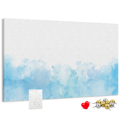 Lavagna di sughero con delicate onde blu ad acquerello sullo sfondo