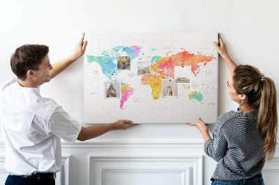 Lavagna di sughero con mappa del mondo colorata in stile acquerello