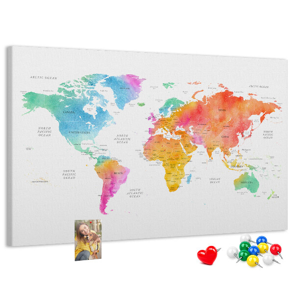 Lavagna di sughero con mappa del mondo colorata in stile acquerello