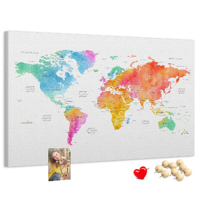 Lavagna di sughero con mappa del mondo colorata in stile acquerello