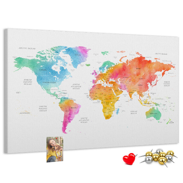 Lavagna di sughero con mappa del mondo colorata in stile acquerello