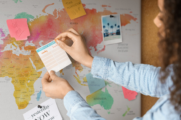 Lavagna di sughero con mappa del mondo colorata in stile acquerello