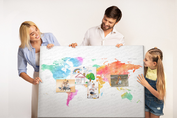 Lavagna di sughero con mappa del mondo colorata in stile acquerello