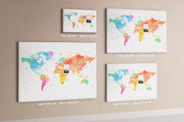Lavagna di sughero con mappa del mondo colorata in stile acquerello