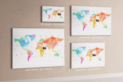 Lavagna di sughero con mappa del mondo colorata in stile acquerello
