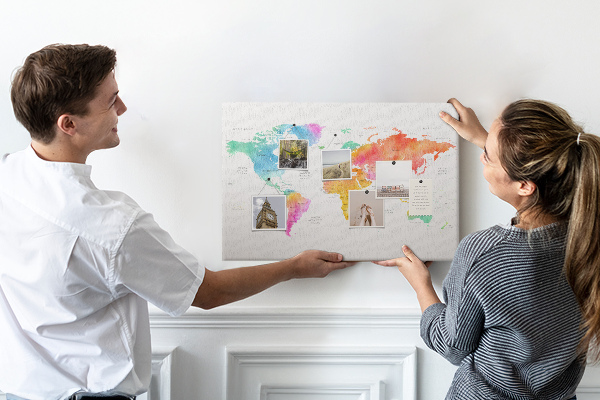 Lavagna di sughero con mappa del mondo colorata in stile acquerello