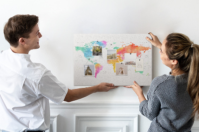 Lavagna di sughero con mappa del mondo colorata in stile acquerello
