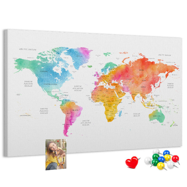 Lavagna di sughero con mappa del mondo colorata in stile acquerello