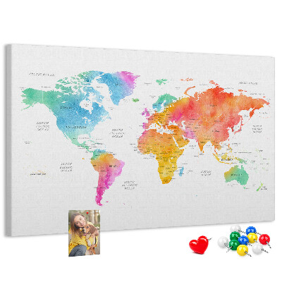 Lavagna di sughero con mappa del mondo colorata in stile acquerello