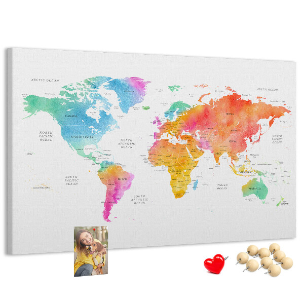 Lavagna di sughero con mappa del mondo colorata in stile acquerello