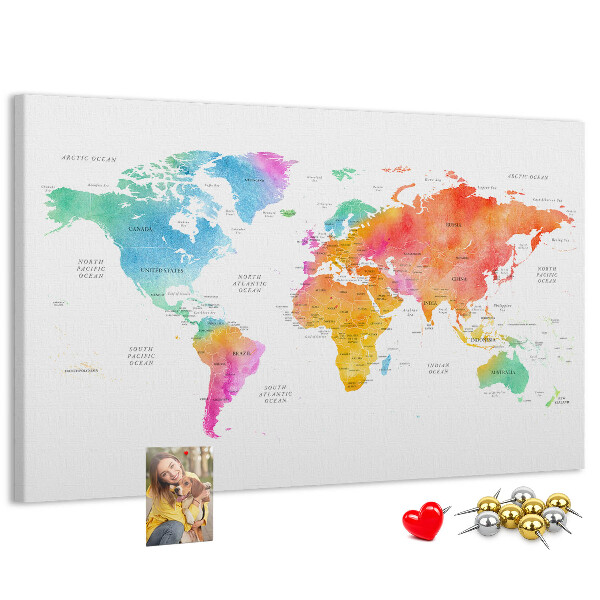 Lavagna di sughero con mappa del mondo colorata in stile acquerello