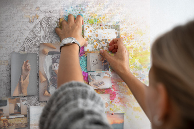 Bacheca in sughero con design a cervello colorato e sfondo creativo