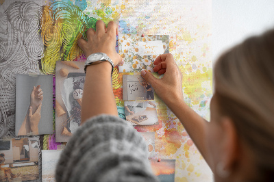 Bacheca in sughero con design a cervello colorato e sfondo creativo