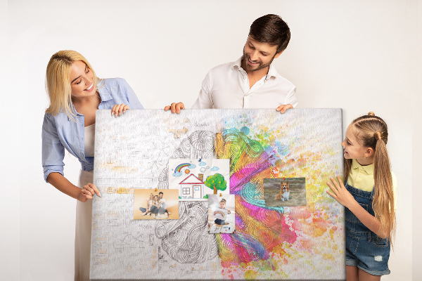 Bacheca in sughero con design a cervello colorato e sfondo creativo