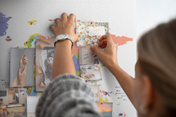 Lavagna di sughero con mappa del mondo e paesi evidenziati