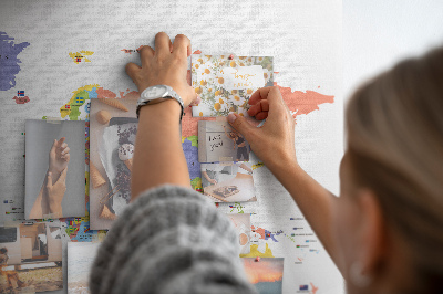 Lavagna di sughero con mappa del mondo e paesi evidenziati