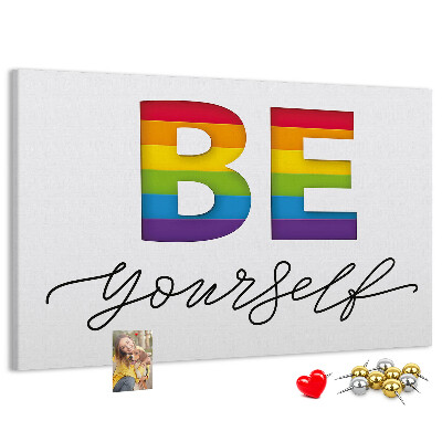 Lavagna di sughero con scritta colorata motivazionale sull'autenticità
