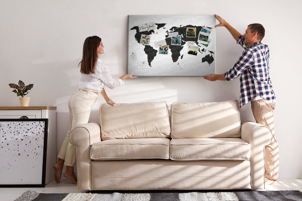 Bacheca in sughero con design a forma di mappa del mondo con contorno nero