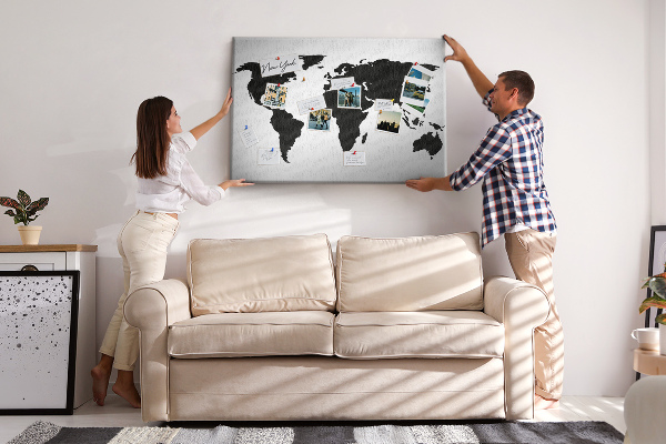 Bacheca in sughero con design a forma di mappa del mondo con contorno nero