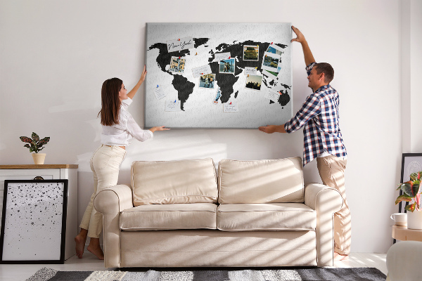 Bacheca in sughero con design a forma di mappa del mondo con contorno nero