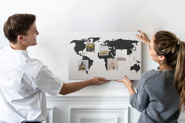 Bacheca in sughero con design a forma di mappa del mondo con contorno nero