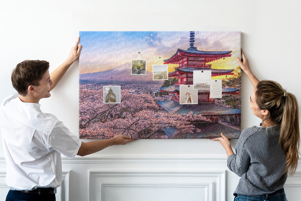 Lavagna di sughero con stampa di un paesaggio primaverile e Monte Fuji sullo sfondo