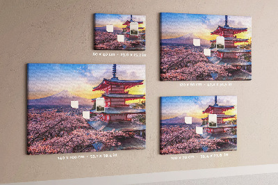 Lavagna di sughero con stampa di un paesaggio primaverile e Monte Fuji sullo sfondo