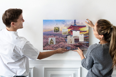 Lavagna di sughero con stampa di un paesaggio primaverile e Monte Fuji sullo sfondo