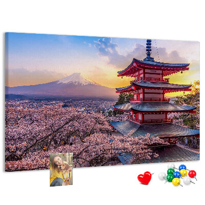 Lavagna di sughero con stampa di un paesaggio primaverile e Monte Fuji sullo sfondo
