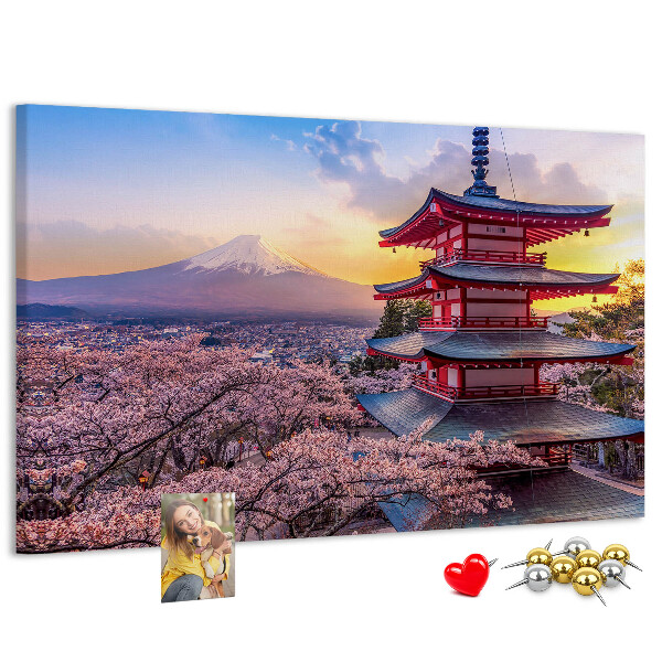 Lavagna di sughero con stampa di un paesaggio primaverile e Monte Fuji sullo sfondo